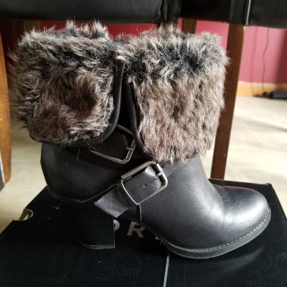 NWOT fuzzy booties